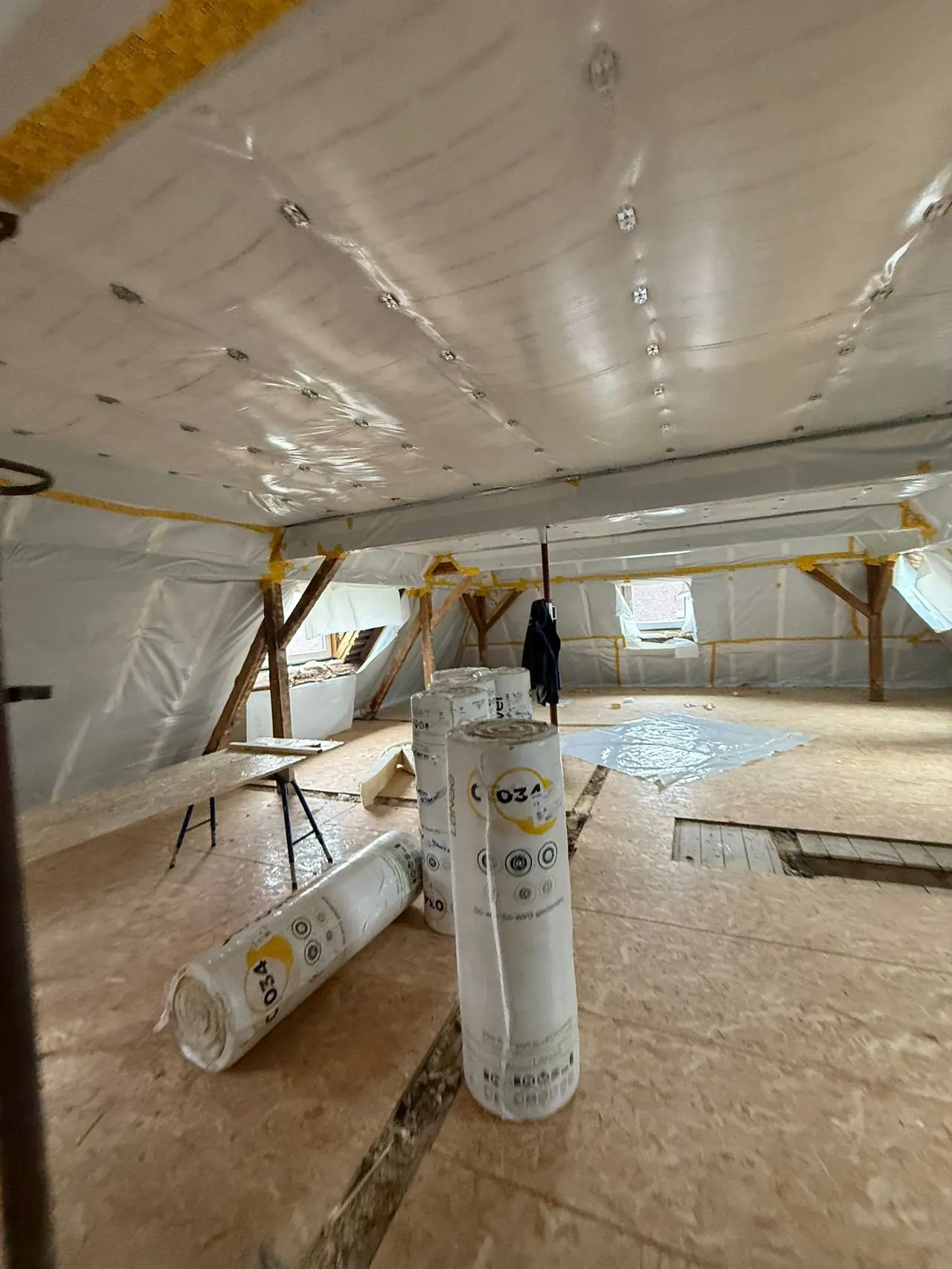 Augsburg, Bereich des späteren Badezimmers vor dem Ausbau: offener Dachraum mit Dämmrollen, ohne Raumtrennung