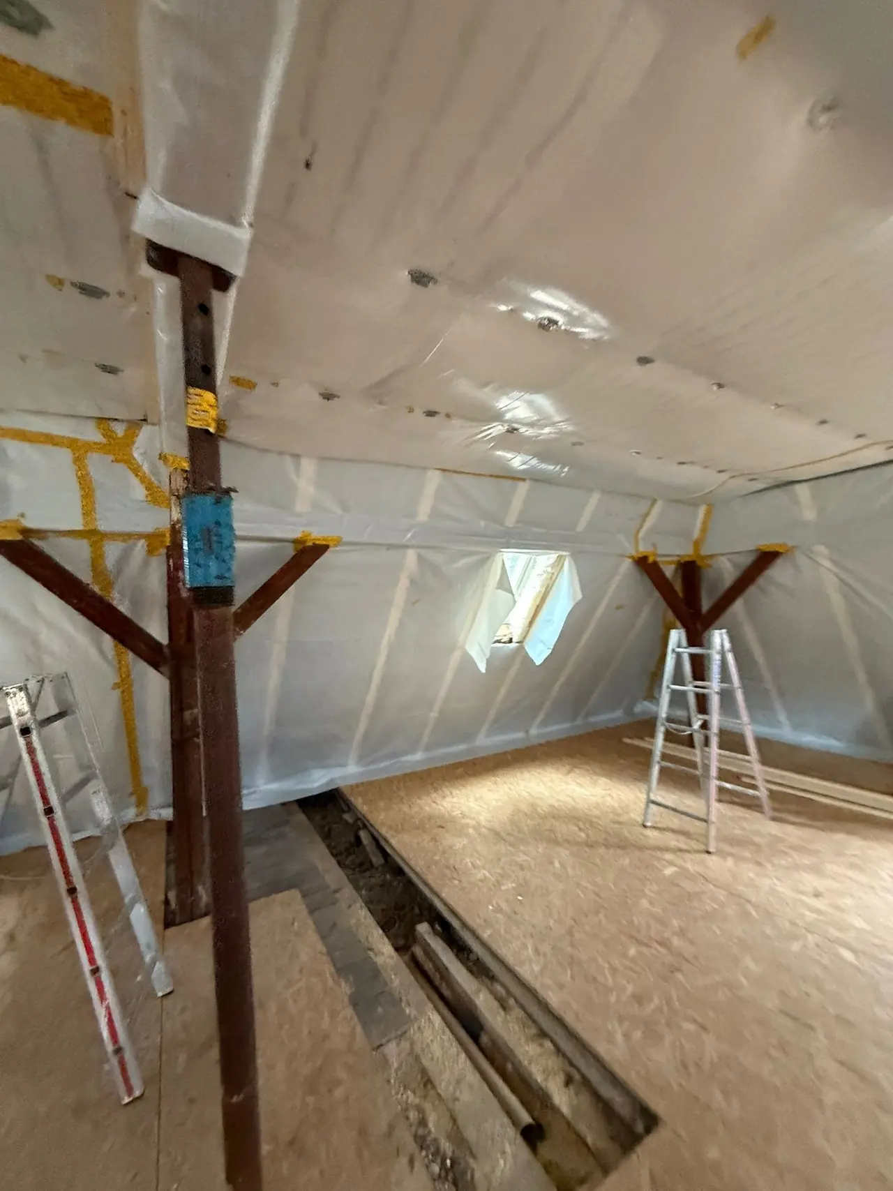 Augsburg, Bereich des späteren Flurs vor dem Ausbau: offene Dachbodenfläche mit sichtbarer Holzkonstruktion und provisorischem Boden
