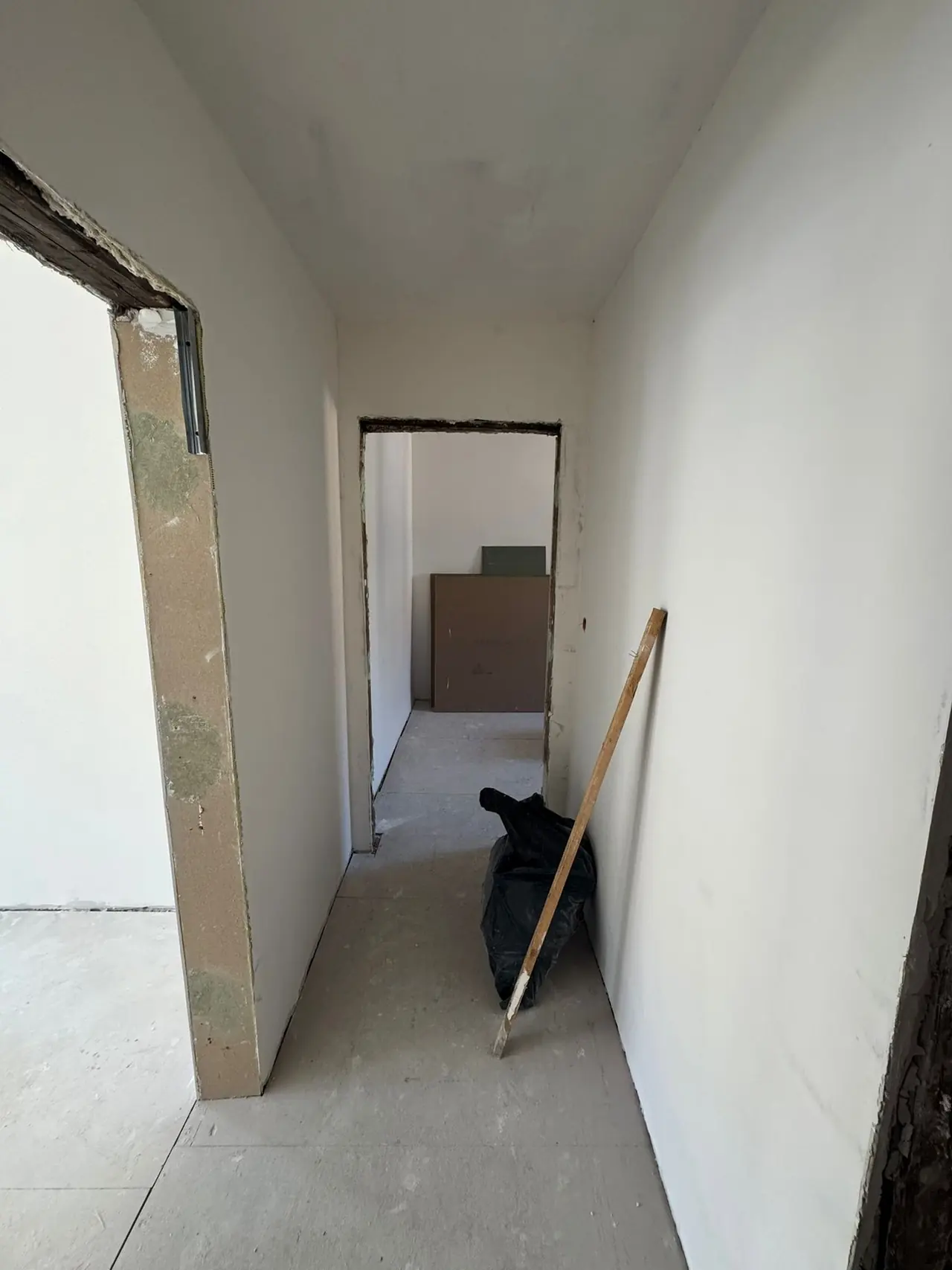 Nürnberg, Flur vor der Sanierung: unfertiger Ausbau mit offenem Durchgang und Baustellenmaterial